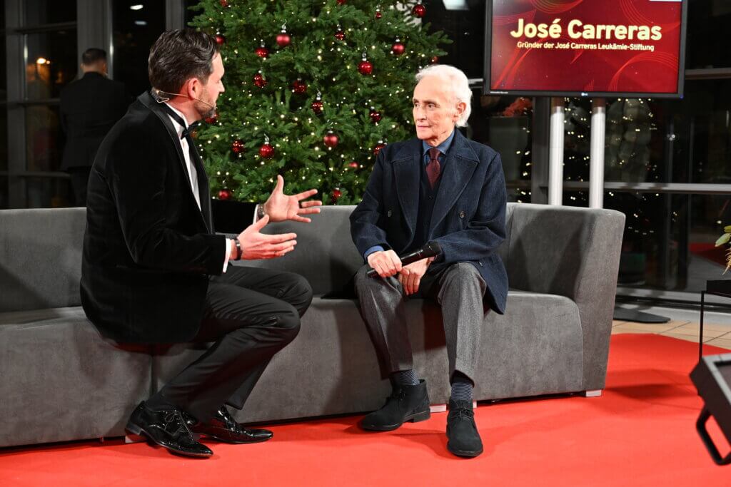 29. José Carreras Gala - Matthias Killing interviewt Gastgeber José Carreras bei der Warm Up Show